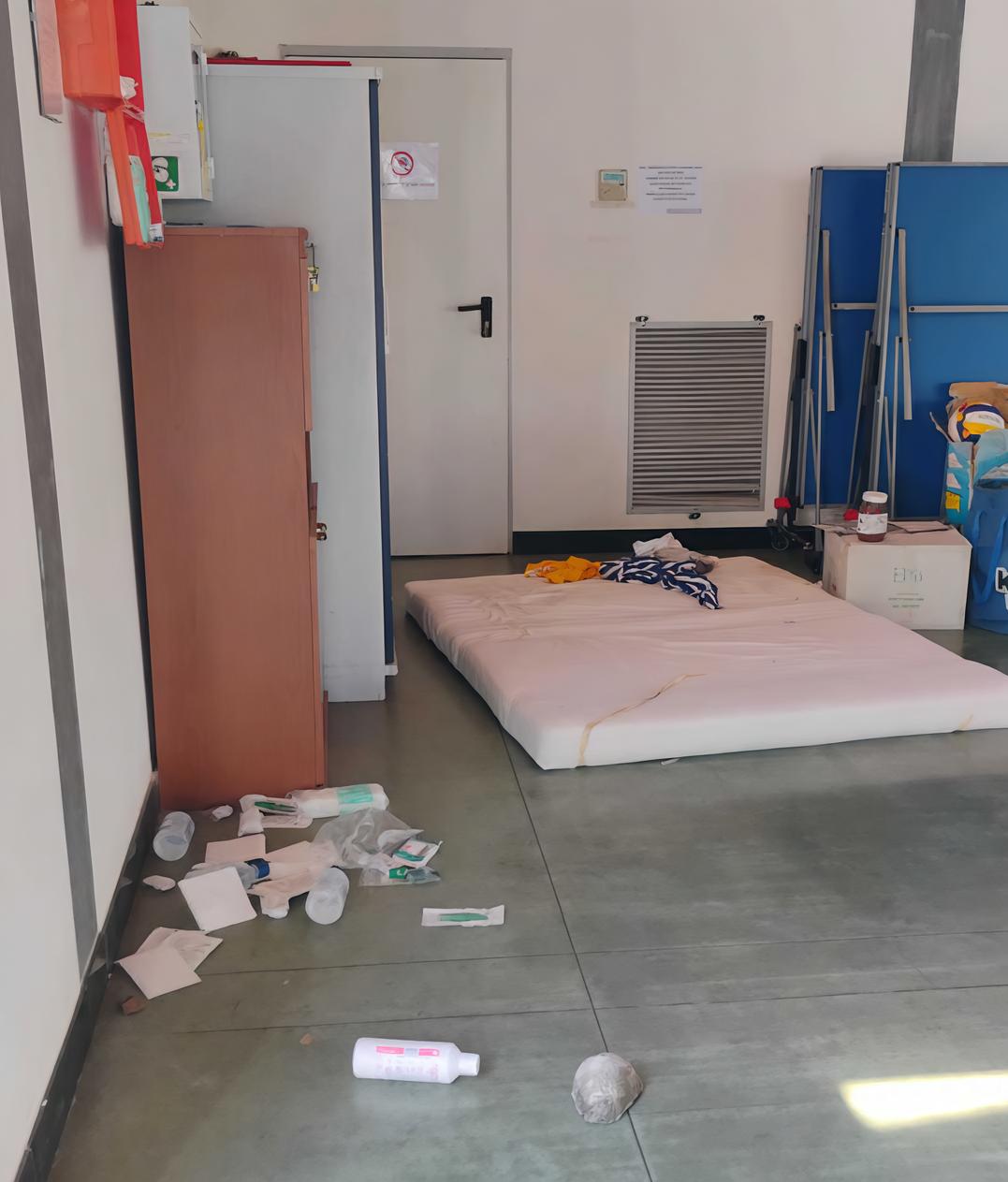 Raid di notte nell’asilo parrocchiale. Distrutto il materiale per le recite Raid di notte nell’asilo parrocchiale. Distrutto il materiale per le recite