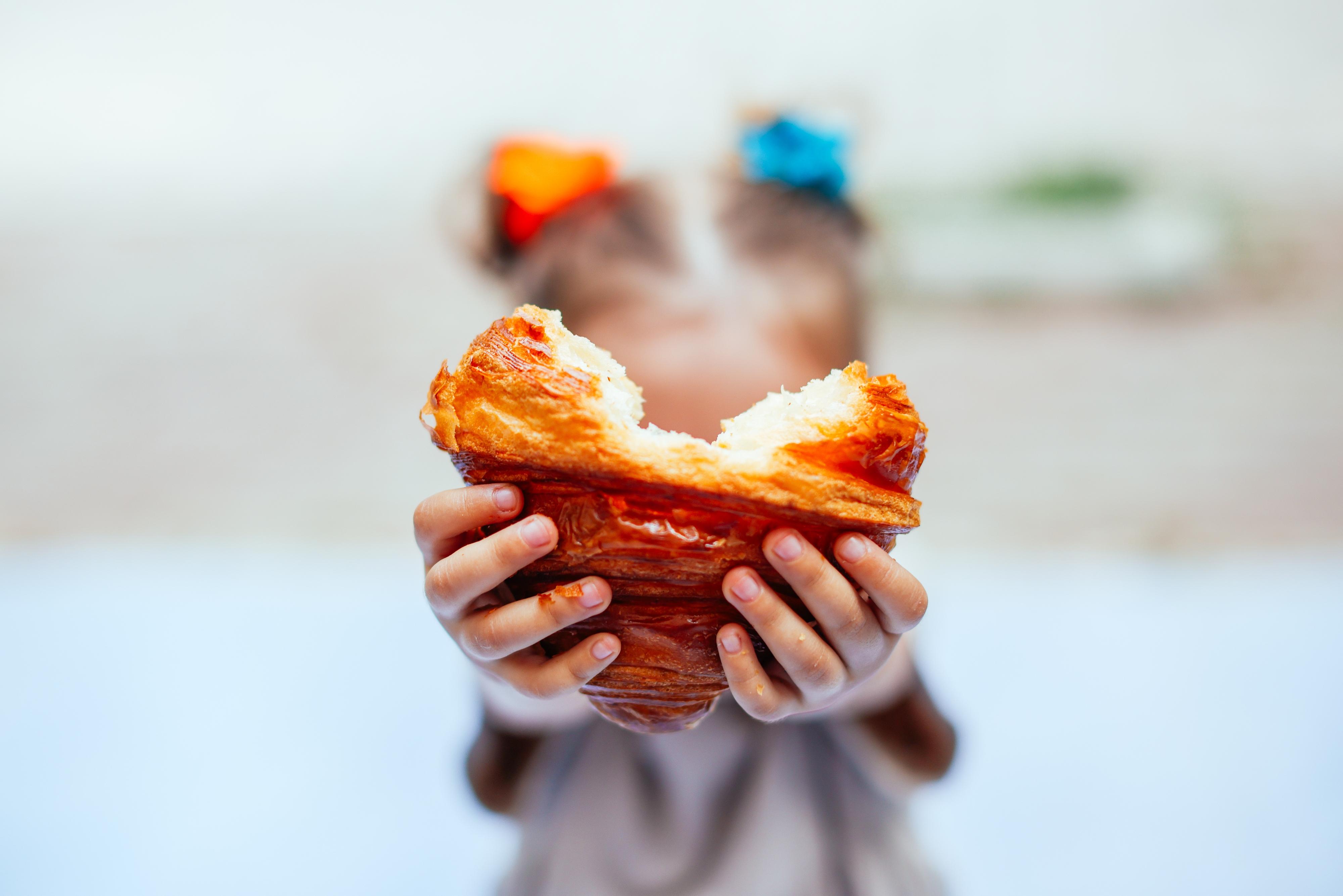 Bambina in shock anafilattico a 1 anno e mezzo dopo aver mangiato brioche al bar della spiaggia