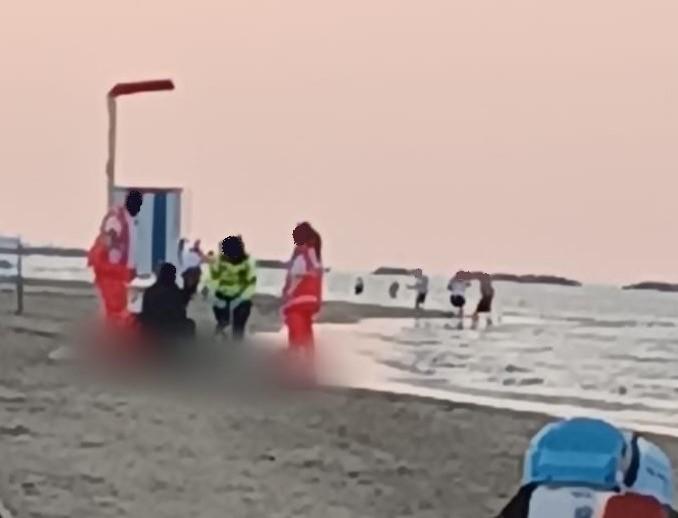Va a fare il bagno in mare e muore sotto gli occhi del figlioletto di 7 anni Va a fare il bagno in mare e muore sotto gli occhi del figlioletto di 7 anni