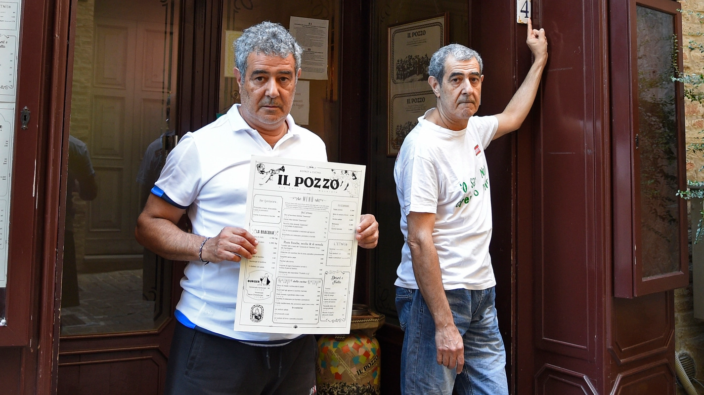 I fratelli Bragoni, titolari de "Il Pozzo" in vicolo Costa, davanti all’ingresso dello storico locale del centro (foto Pierpaolo Calavita)