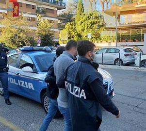 Rapina la concessionaria d’auto: preso dopo un folle inseguimento Rapina la concessionaria d’auto: preso dopo un folle inseguimento