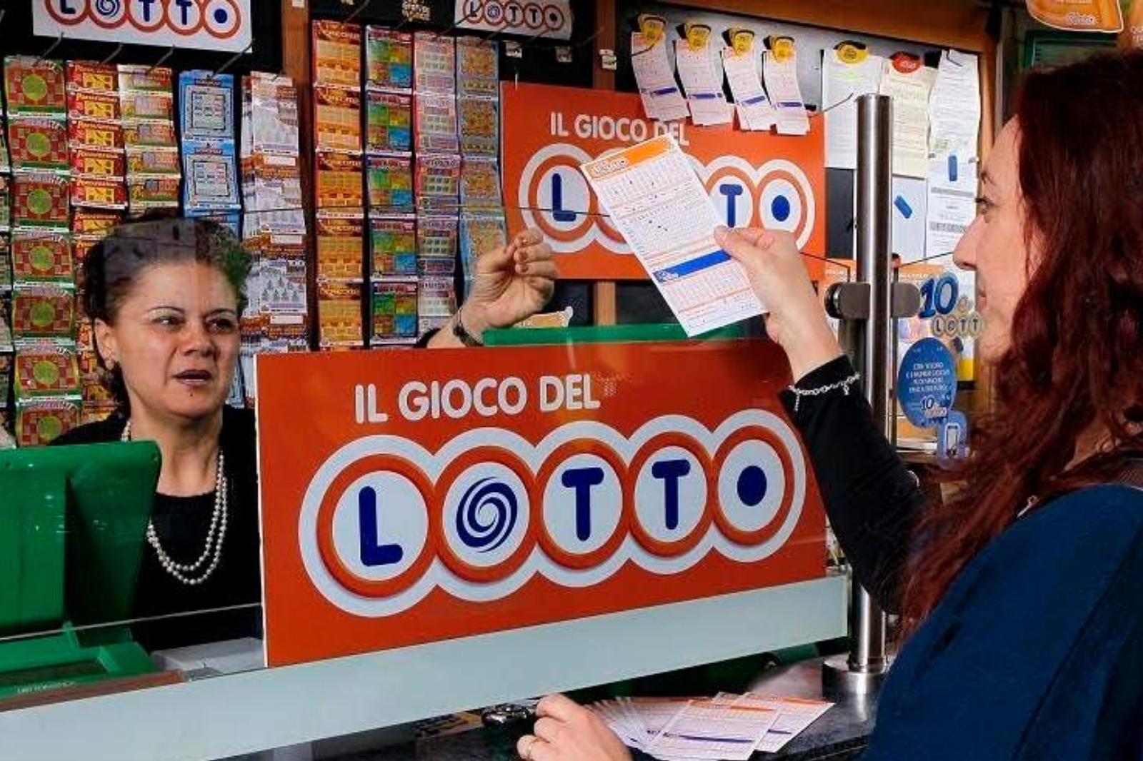 Mega vincita al Lotto: a Bologna 4 milioni di euro con schedina da 5 Mega vincita al Lotto: a Bologna 4 milioni di euro con schedina da 5