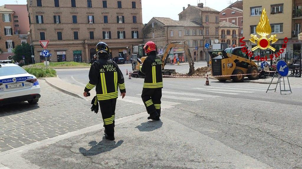 Fuga di gas oggi a Macerata: tubo di metano rotto duranti gli scavi, traffico deviato Fuga di gas oggi a Macerata: tubo di metano rotto duranti gli scavi, traffico deviato