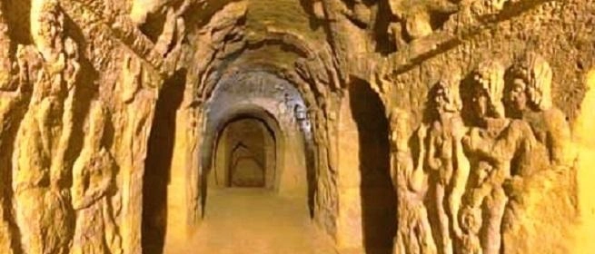 Un'importante rete di percorsi sotterranei a Osimo, con rilievi artistici e storici, attualmente chiusa per preservare il patrimonio. In corso progetto di fruizione digitale e visita virtuale.