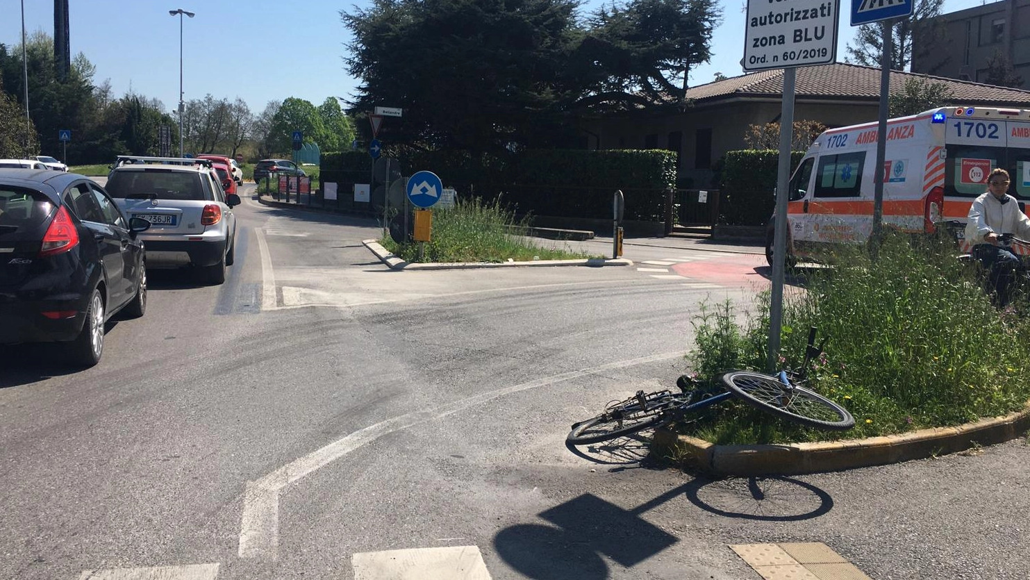 Incidente tra bici e auto lungo l'interquartieri a Fano