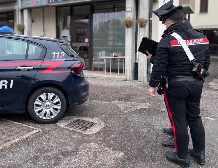 evade dai domiciliari per ubriacarsi in un bar