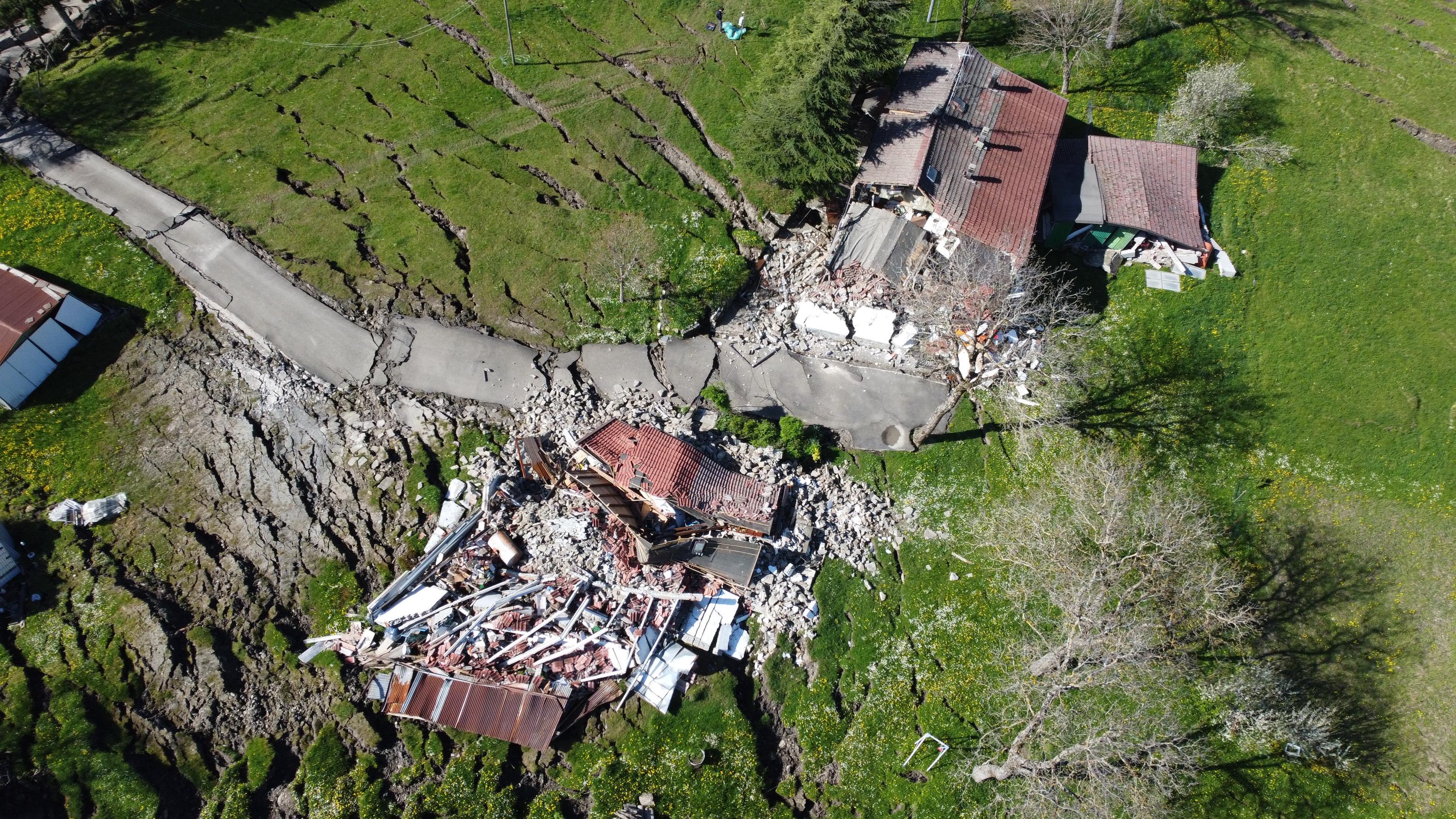 Boccassuolo reportage da Ilrestodelcarlino.it boccassuolo reportage nel paese che frana case distrutte e sfollati aiutateci non ce la facciamo più