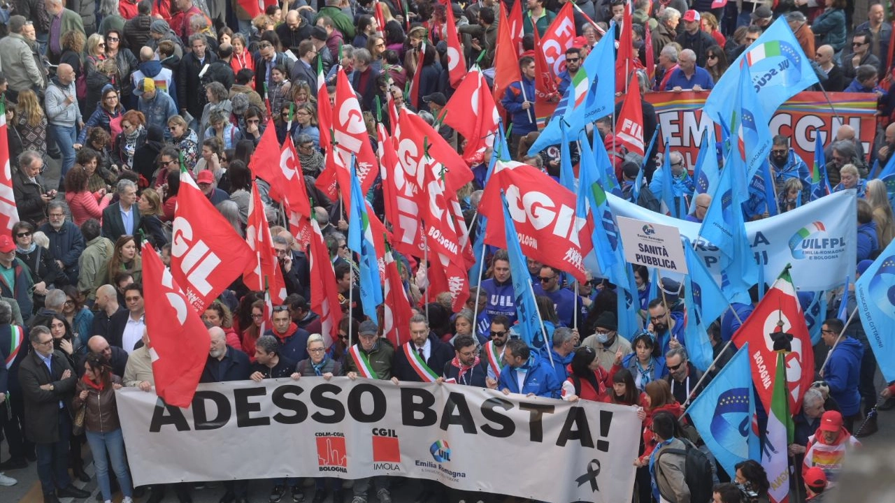 Sciopero generale 11 aprile, la manifestazione di Bologna. Il sindaco Lepore: "Siamo in migliaia" (Fotoschicchi)