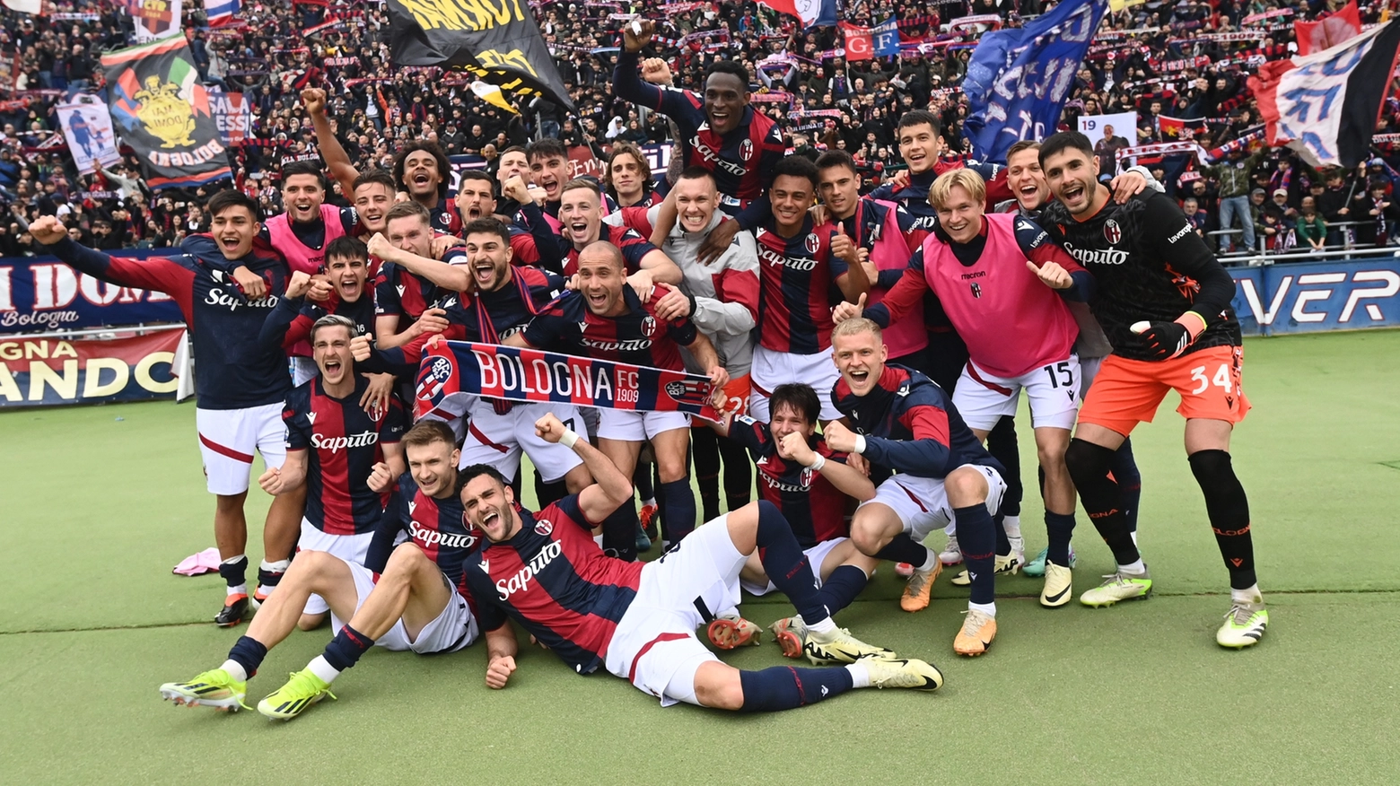 La bella immagine dei giocatori del Bologna a fine gara che festeggiano la vittoria contro la Salernitana (foto Schicchi)