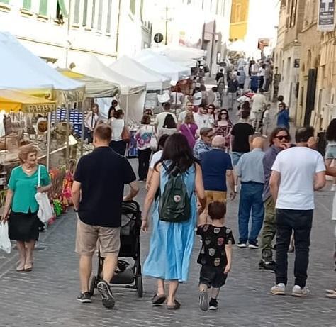 bimba si perde alla fiera attimi di paura