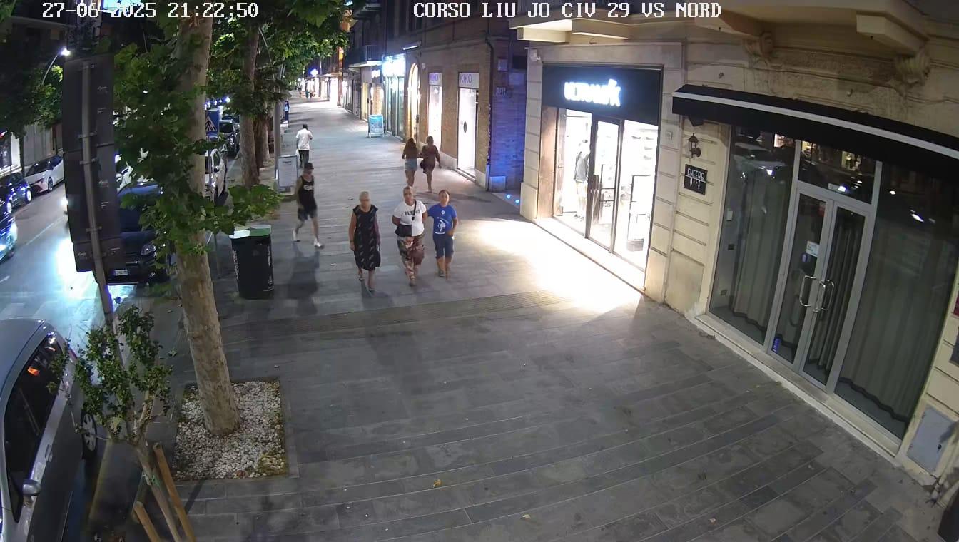 Rapina un’anziana, inseguito e fermato Rapina un’anziana, inseguito e fermato