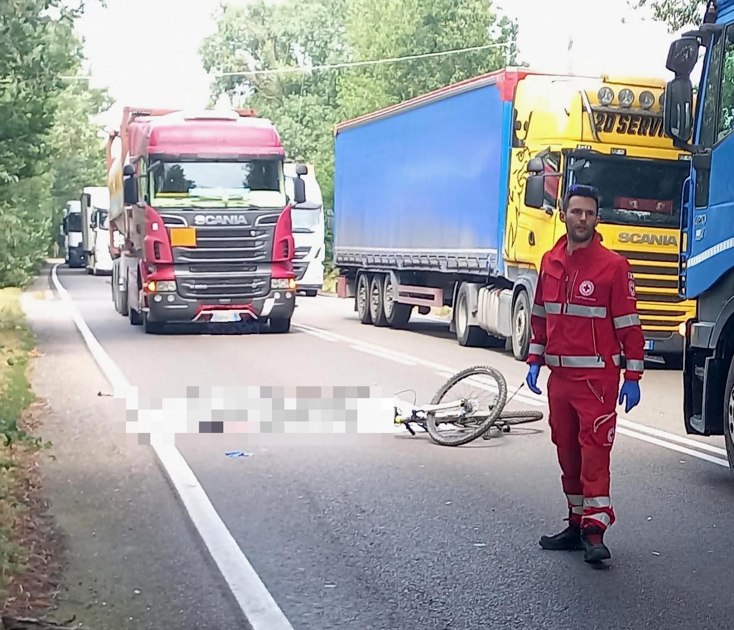 Ciclista tra volto e ucciso da un camion: tragedia sulla Cispapadana Ciclista tra volto e ucciso da un camion: tragedia sulla Cispapadana