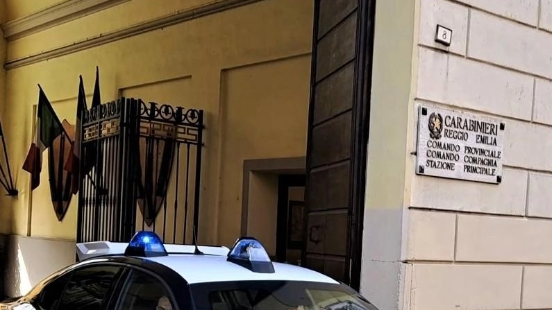 Danneggia le finestre di una casa poi aggredisce i carabinieri: arrestato