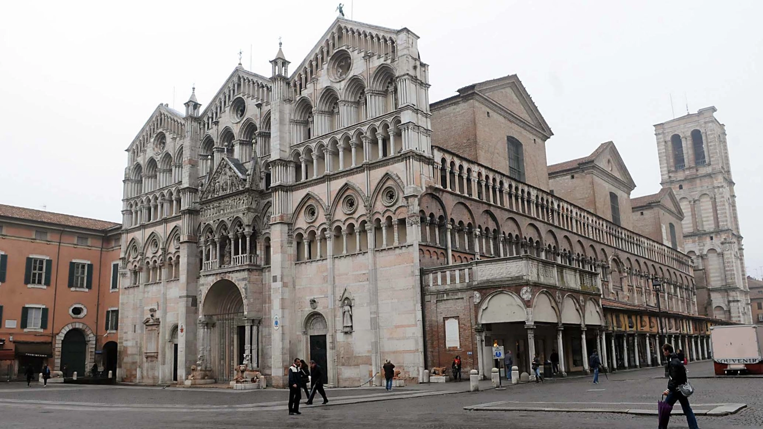 Immagine del duomo di Ferrara prima del terremoto del 2012