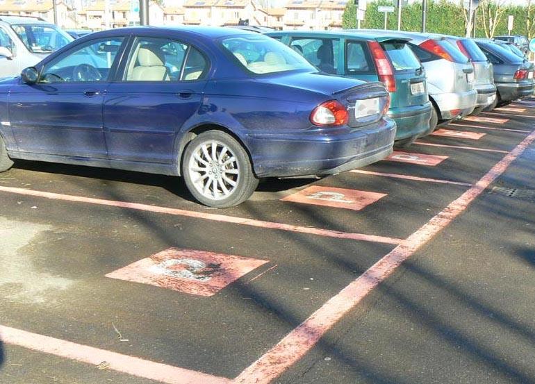 Multato: ha un malore. Non trova posti per disabili va in quelli a strisce rosa Multato: ha un malore. Non trova posti per disabili va in quelli a strisce rosa