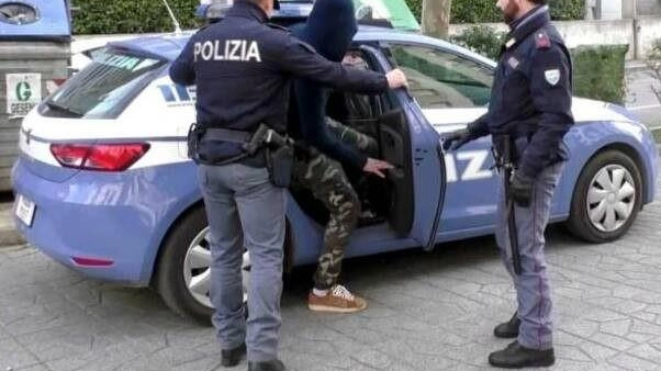 Lo massacrano di botte per 600 euro, arrestati