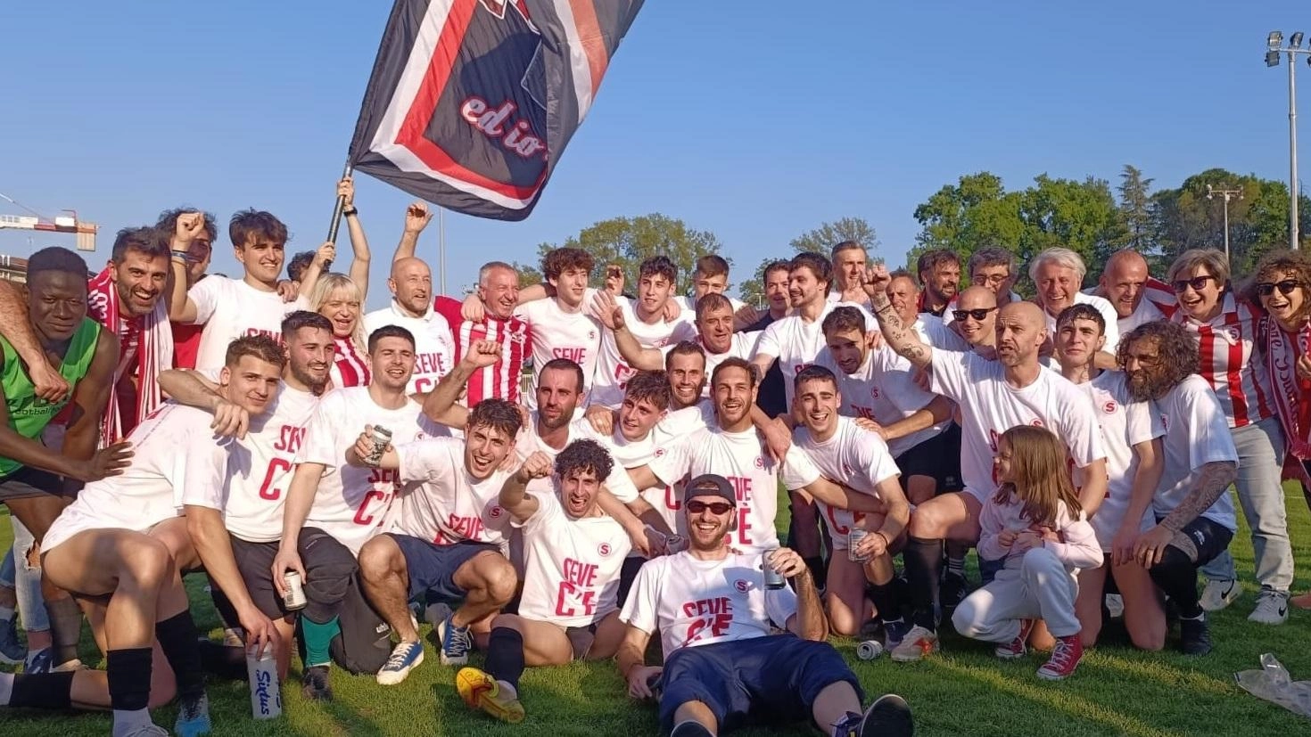 San Severino festeggia la promozione di due squadre sportive della Polisportiva Serralta: il calcetto torna in C2 e la Settempeda conquista la Promozione, scatenando la gioia dei tifosi e dell'amministrazione locale.