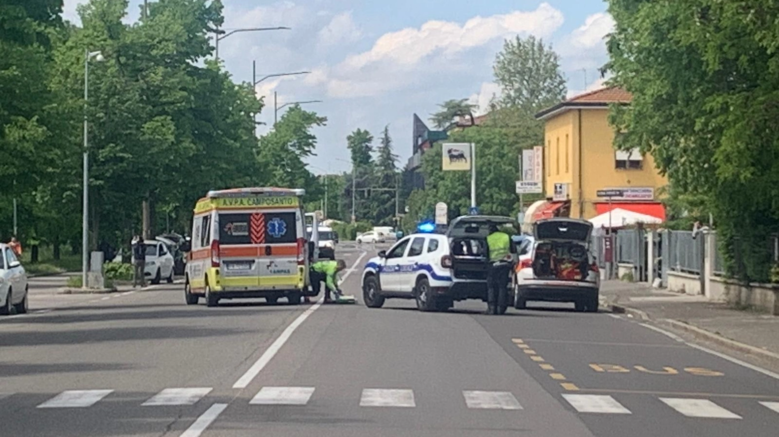Polizia locale in via Emilia Ovest dove si è verificato il grave incidente