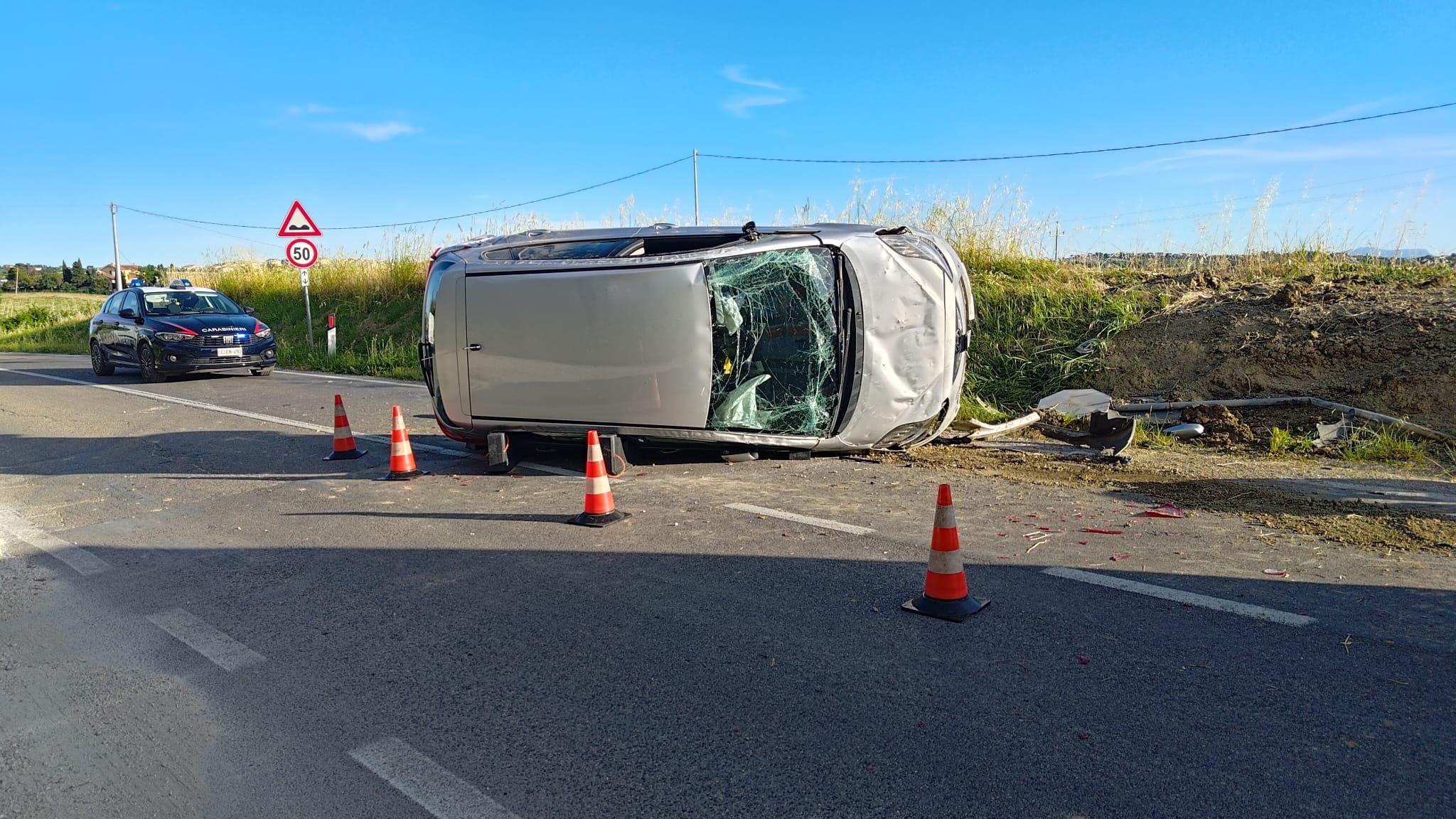Pesaro, si schianta contro il terrapieno e l’auto si ribalta: ferito Pesaro, si schianta contro il terrapieno e l’auto si ribalta: ferito