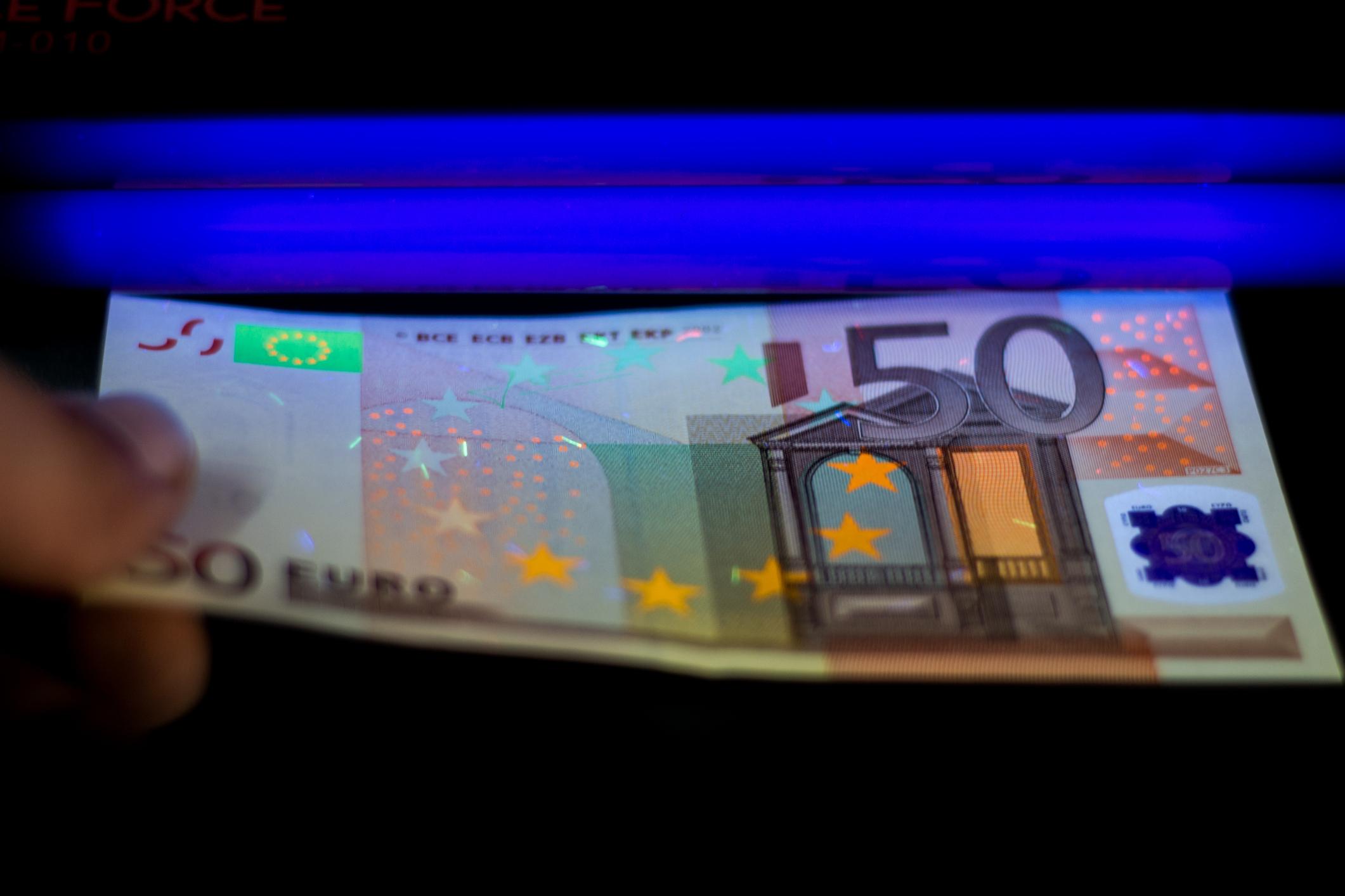 Stampavano soldi da Ilrestodelcarlino.it Stampavano soldi falsi e li vendevano online due denunciati