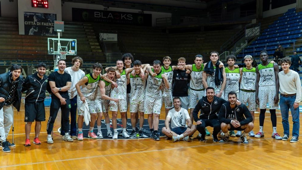 L'Under 19 Gold dell'Academy faentina si qualifica tra le migliori quattro dell'Emilia Romagna, puntando al titolo regionale e alla Fase Nazionale di basket. Mai successo simile per Faenza.