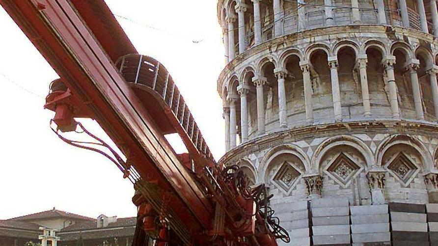 Operazione Garisenda. I cavi della Torre di Pisa per metterla al sicuro. Lavori entro il 2024