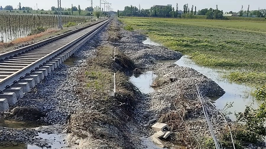 Effetti dell'alluvione sui binari tra Bagnacavallo e Russi 