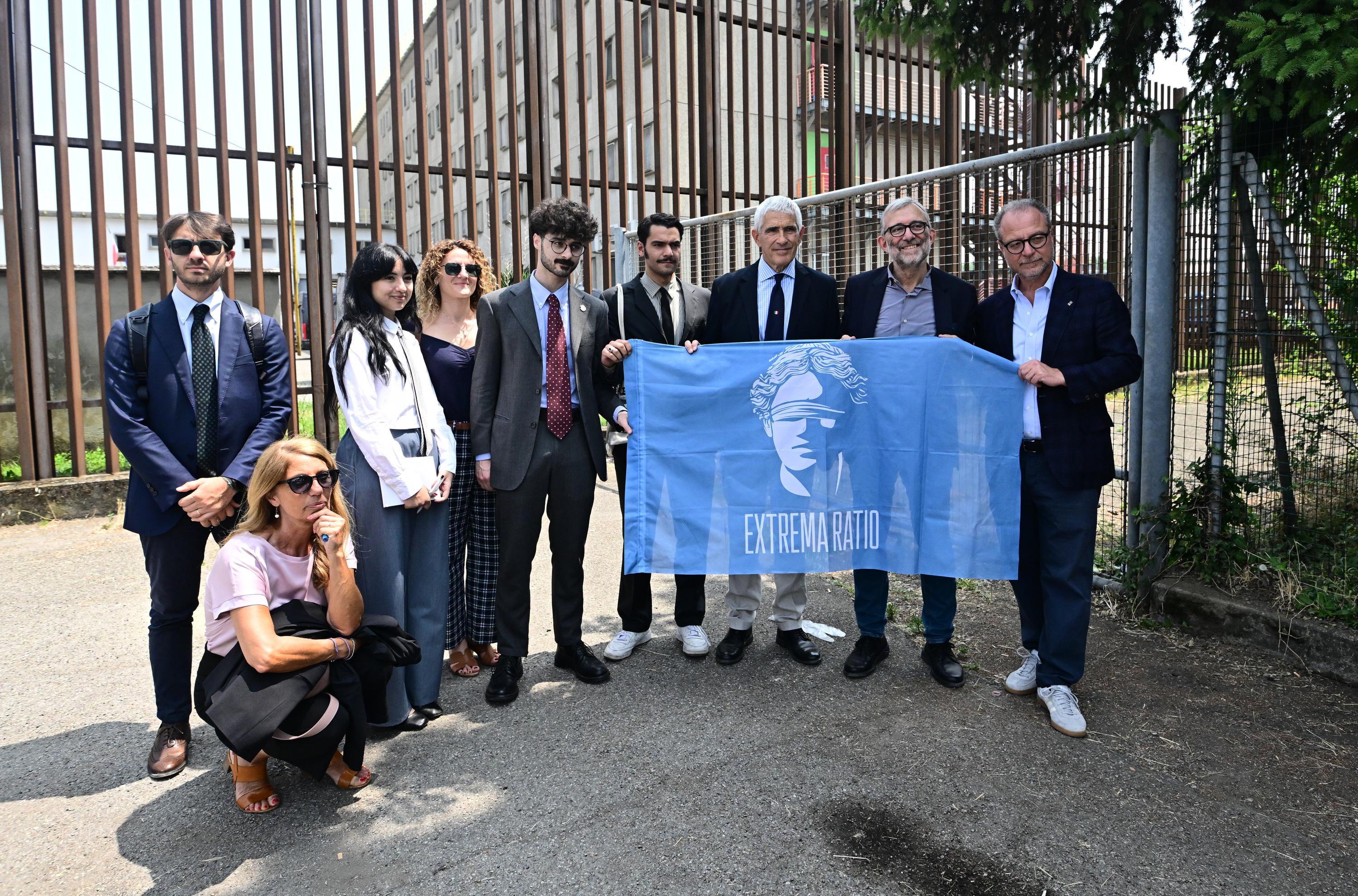 dozza bologna i parlamentari casini giachetti e mul232 in visita al carcere situazione intollerabile
