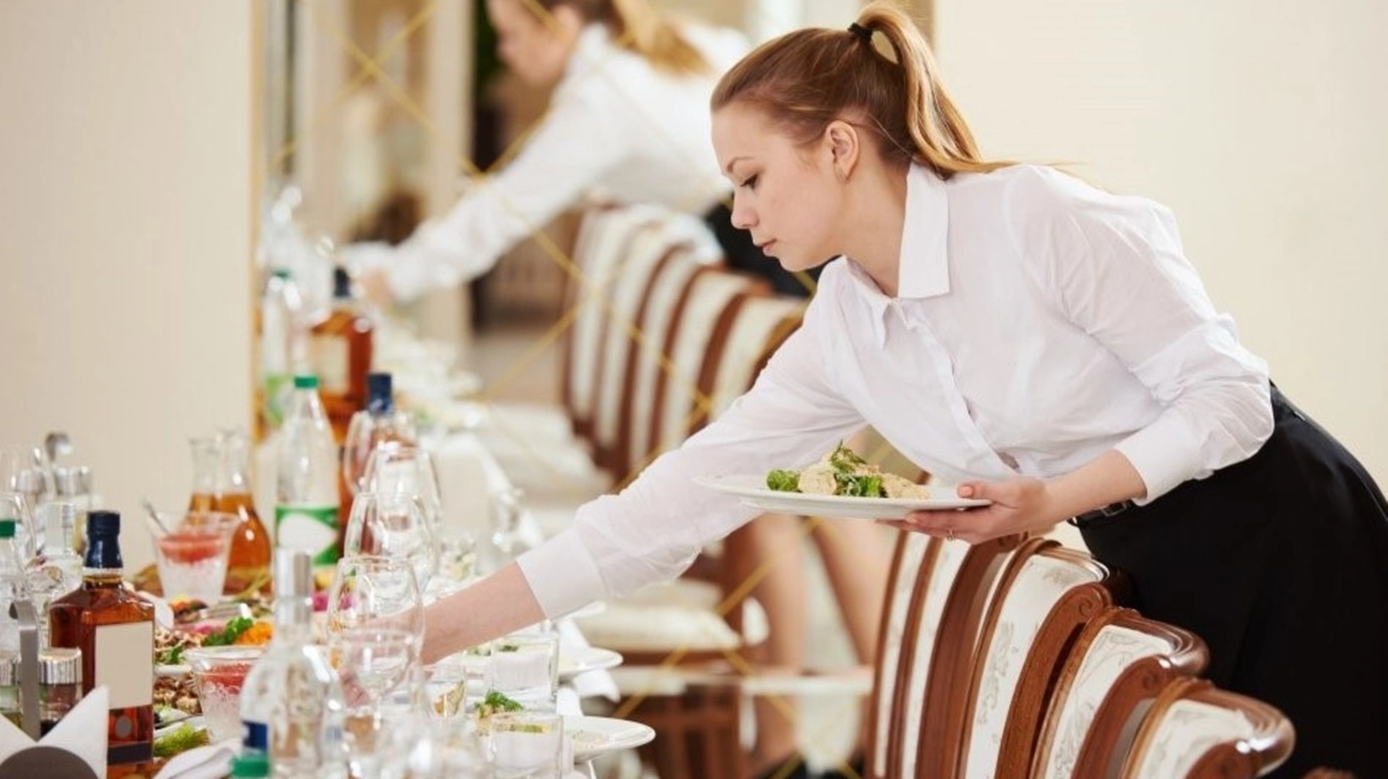 Camerieri in un ristorante, foto generica