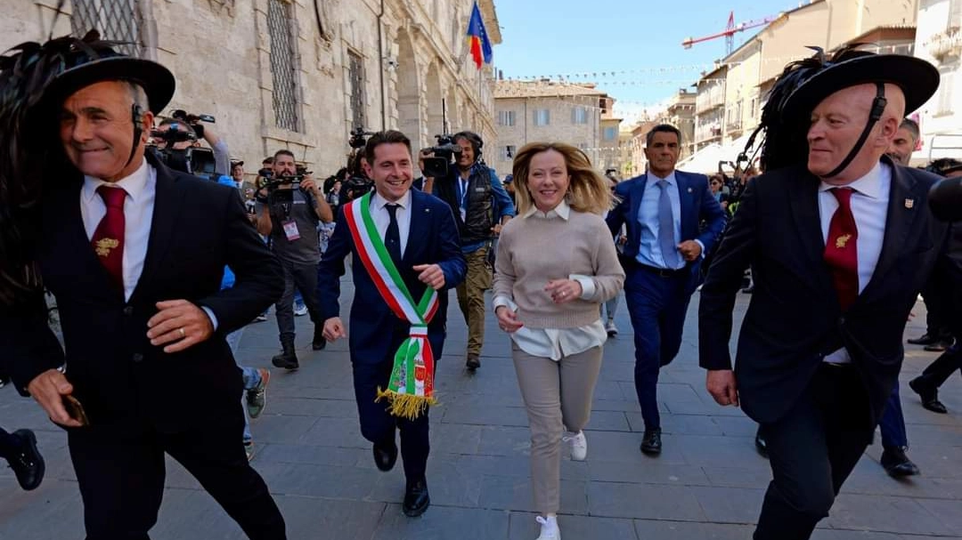 La corsa tra i bersaglieri della premier Meloni e del sindaco Fioravanti (Fonte foto: Sindaco di Ascoli)