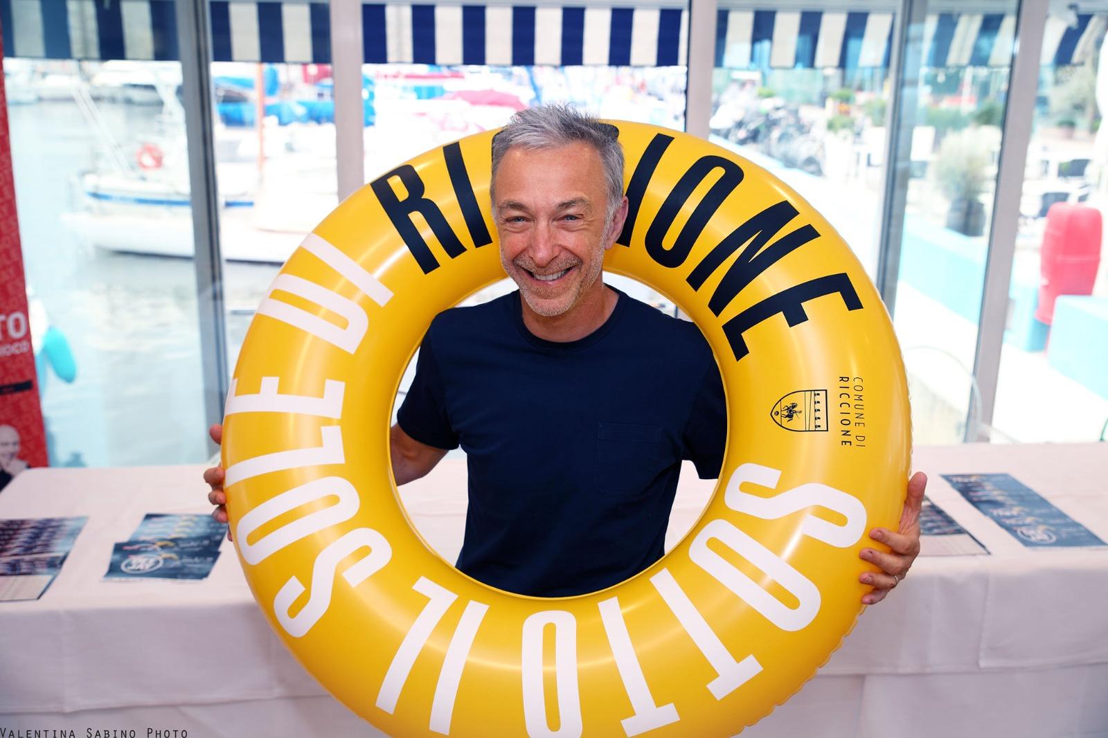 radio deejay in spiaggia a rimini è bufera a riccione