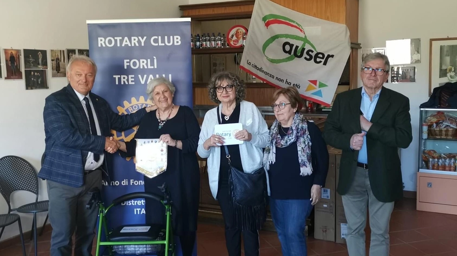 Il Rotary Club Forlì Tre Valli ha donato all'Auser di Forlì deambulatori e fondi per un'auto per l'accompagnamento sociale degli anziani delle tre vallate. La presidente Auser esprime gratitudine per il sostegno fondamentale ricevuto.