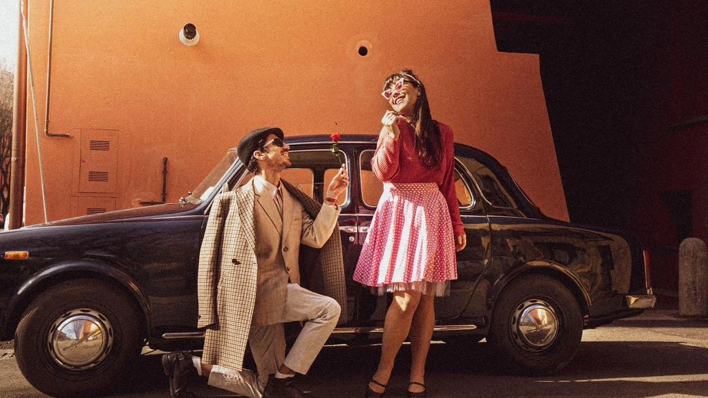 A Finale anni ’60 con ’La dolce vita’ . Auto d’epoca, danzatori e fotografie