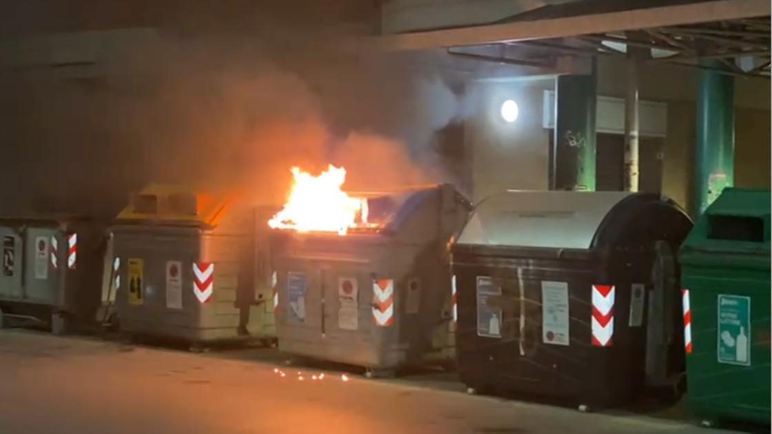 Bidone della spazzatura a fuoco a Bologna: l’allarme dato dai passanti