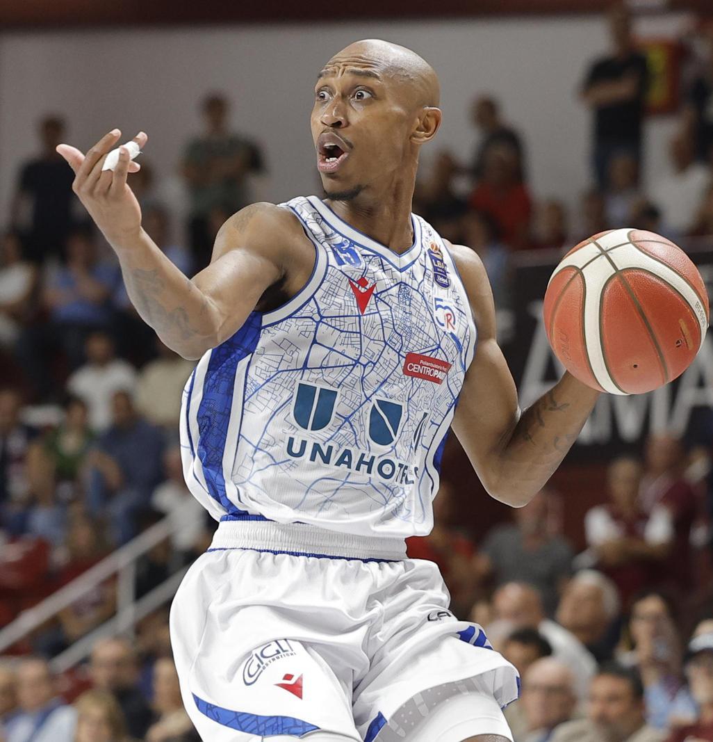 Jamar Smith rinnova con Unahotels fino al 2026: "Felice di restare a Reggio Emilia" Jamar Smith rinnova con Unahotels fino al 2026: "Felice di restare a Reggio Emilia"