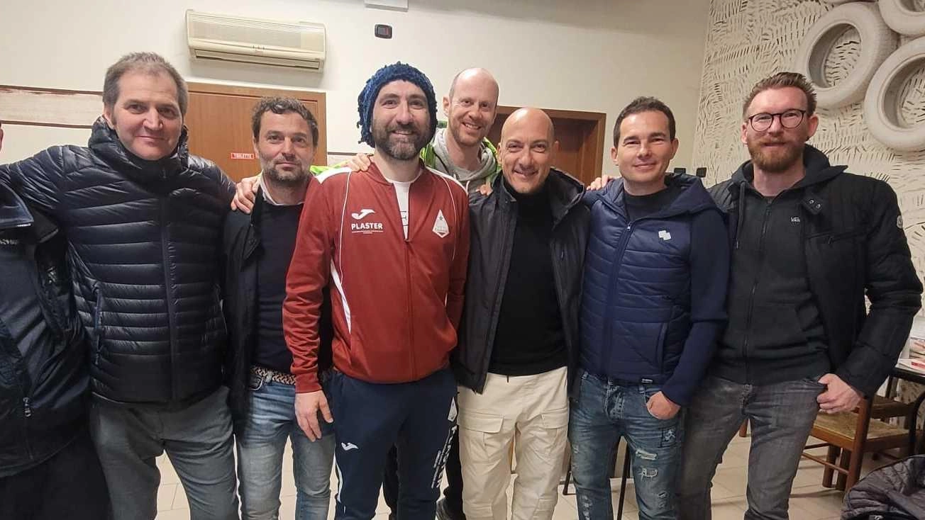 L'attaccante Fabio Ghizzoni, dopo una carriera di successo con oltre 250 reti segnate, ha annunciato il suo ritiro dal calcio a 45 anni. L'ultima partita con il Fosdondo è stata un momento emozionante, con l'abbraccio degli ex compagni e il ringraziamento alla famiglia.