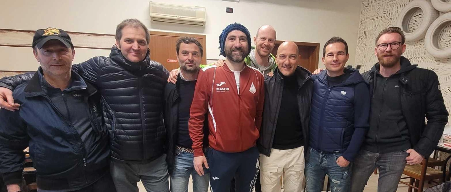 L'attaccante Fabio Ghizzoni, dopo una carriera di successo con oltre 250 reti segnate, ha annunciato il suo ritiro dal calcio a 45 anni. L'ultima partita con il Fosdondo è stata un momento emozionante, con l'abbraccio degli ex compagni e il ringraziamento alla famiglia.
