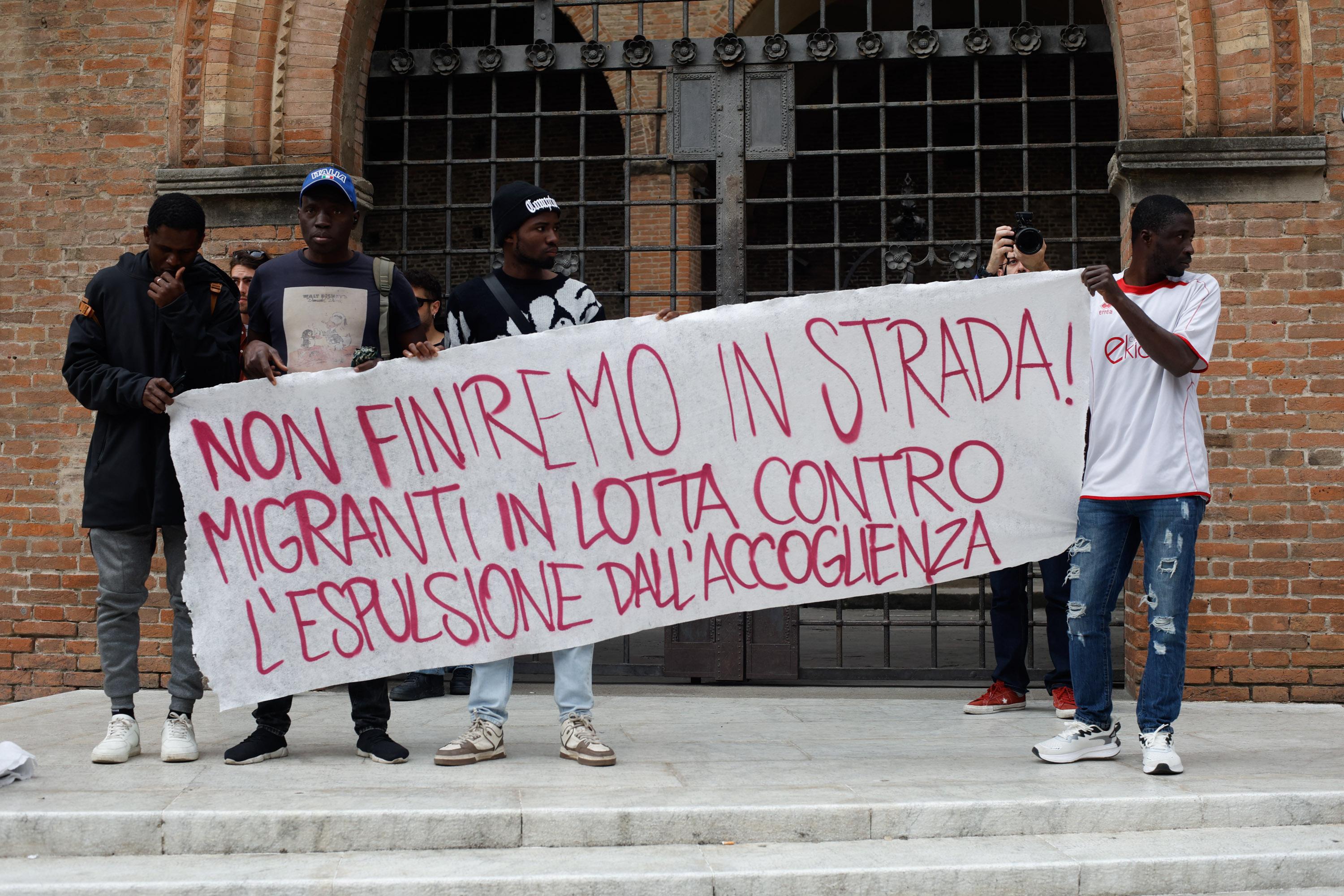 “Sfrattati dal centro di accoglienza dopo il permesso di soggiorno”. La protesta dei migranti “Sfrattati dal centro di accoglienza dopo il permesso di soggiorno”. La protesta dei migranti