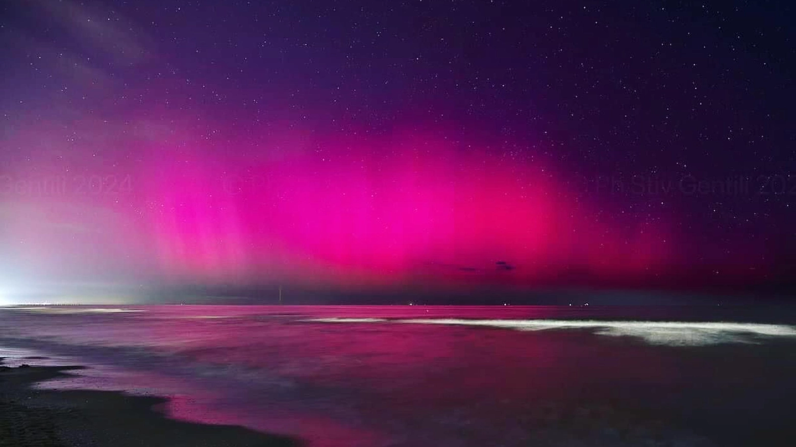 La foto dell'aurora boreale in Emilia-Romagna postata da Stefano Bonaccini (foto da Instagram)