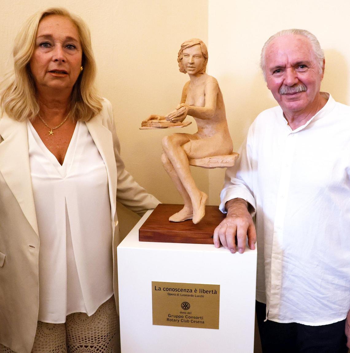 una statua per la lettura un dono alla malatestiana dalle consorti del rotary
