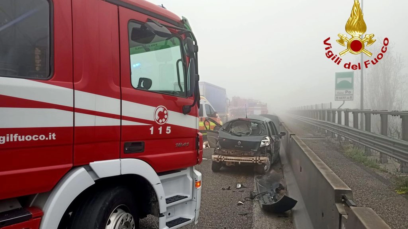 L'intervento dei Vigili del fuoco sul luogo dell'incidente in A1 a Piacenza, che ha causato due morti e sei feriti