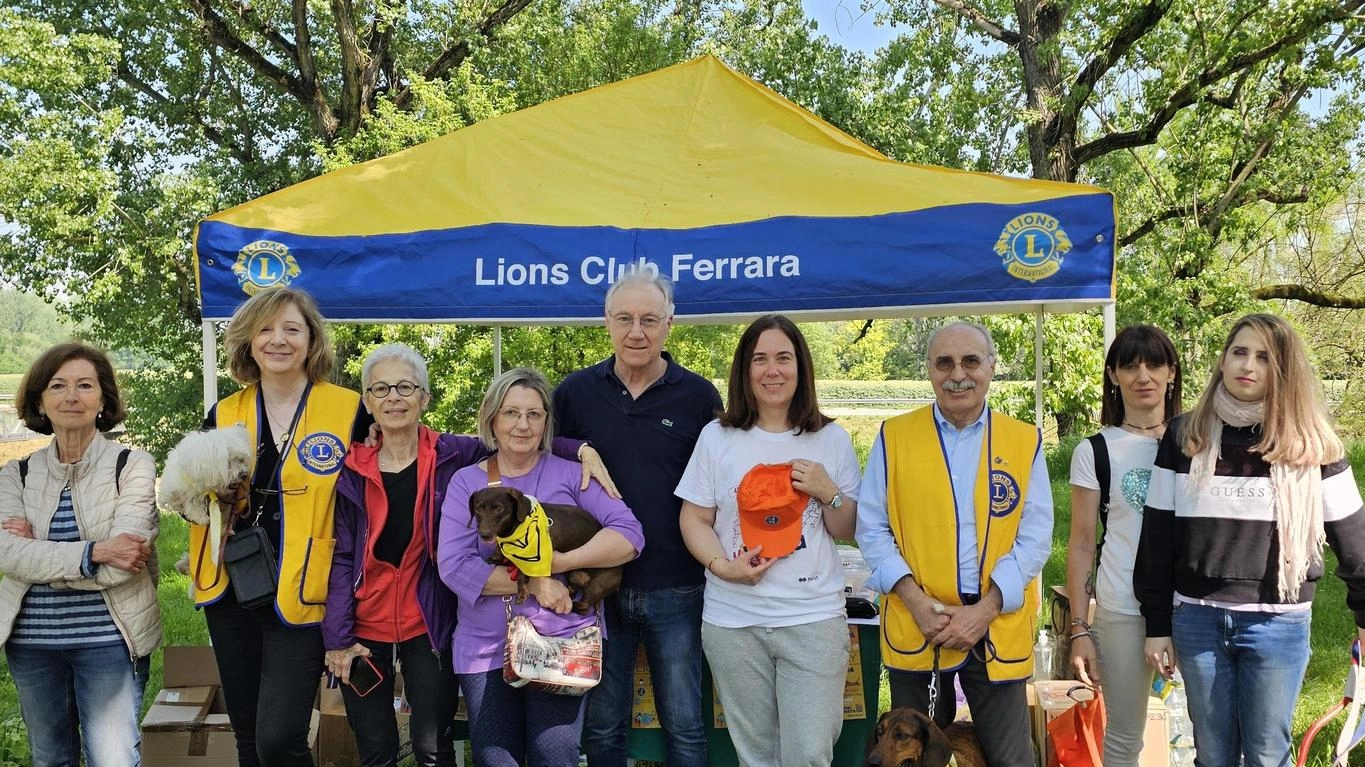A Ferrara, la prima edizione di 'Zampalonga' ha sensibilizzato e raccolto fondi per donare cani guida a non vedenti. L'iniziativa dei Lions promuove inclusione sociale e benessere, con l'obiettivo di addestrare sempre più cani per migliorare la qualità della vita.