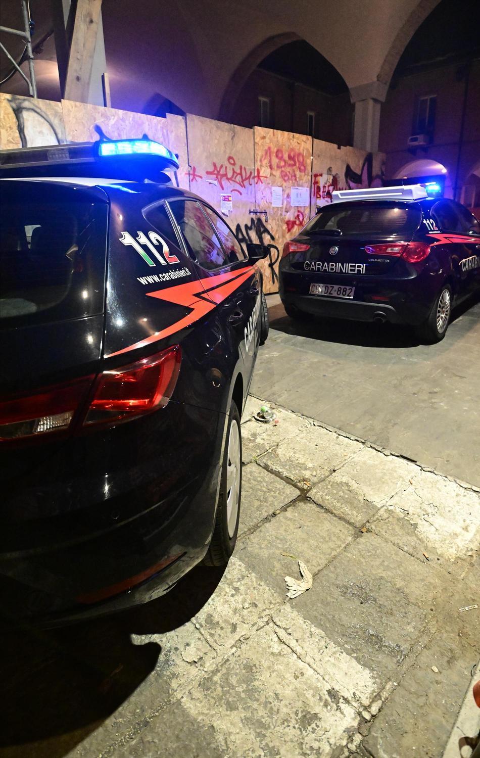 Sangue in zona universitaria. Ferito con una bottigliata dopo la lite in piazza Scaravilli Sangue in zona universitaria. Ferito con una bottigliata dopo la lite in piazza Scaravilli