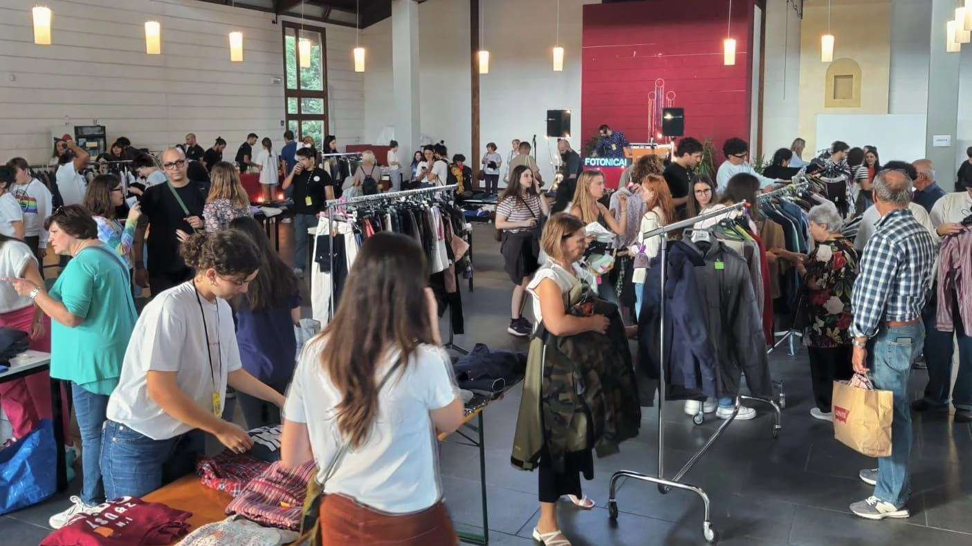 L’iniziativa al centro Franzoni. I partecipanti possono. barattare gli indumenti. o donarli per beneficenza.