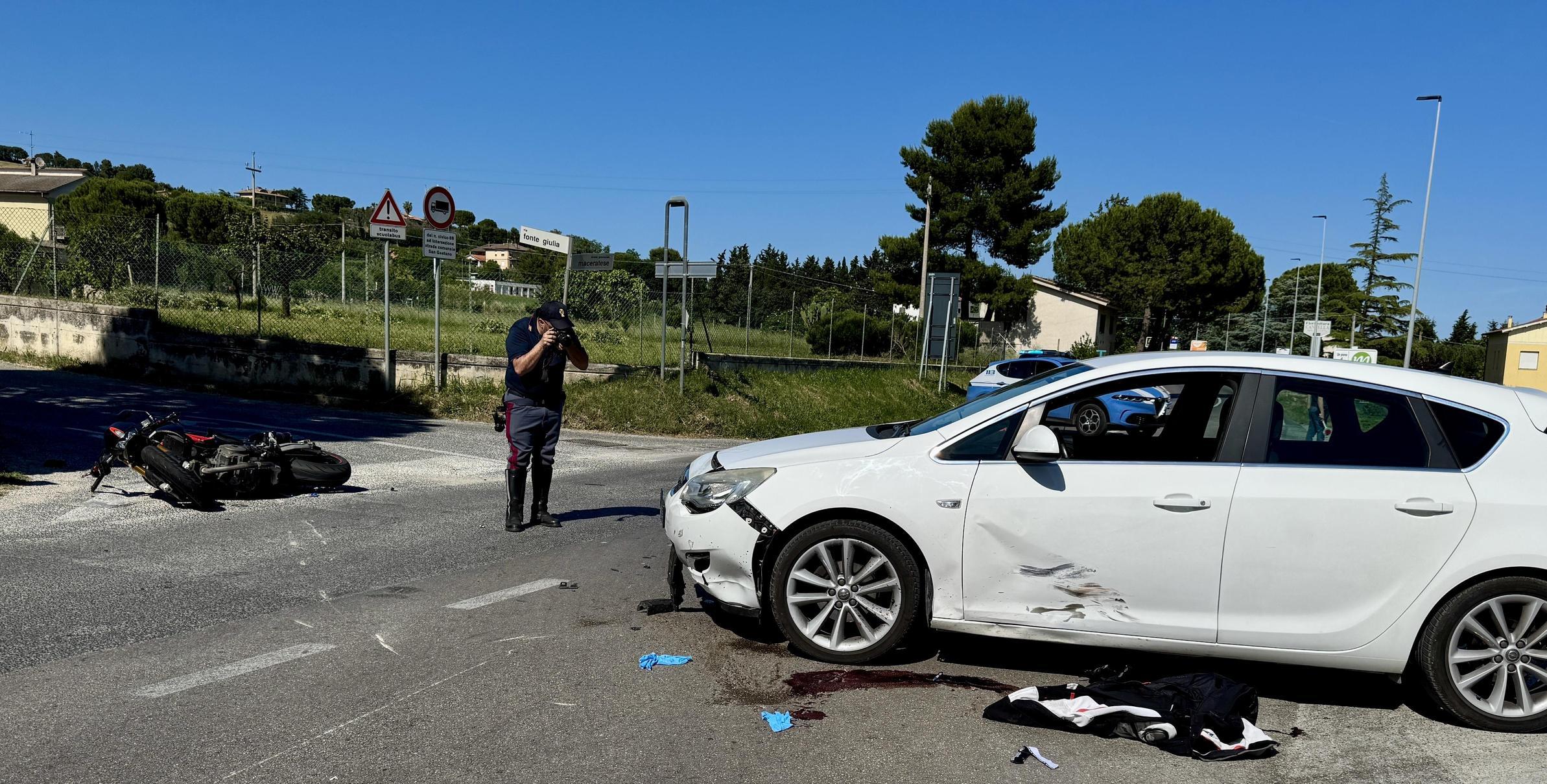 violento scontro sulla provinciale schianto in moto all incrocio grave a torrette un 28enne