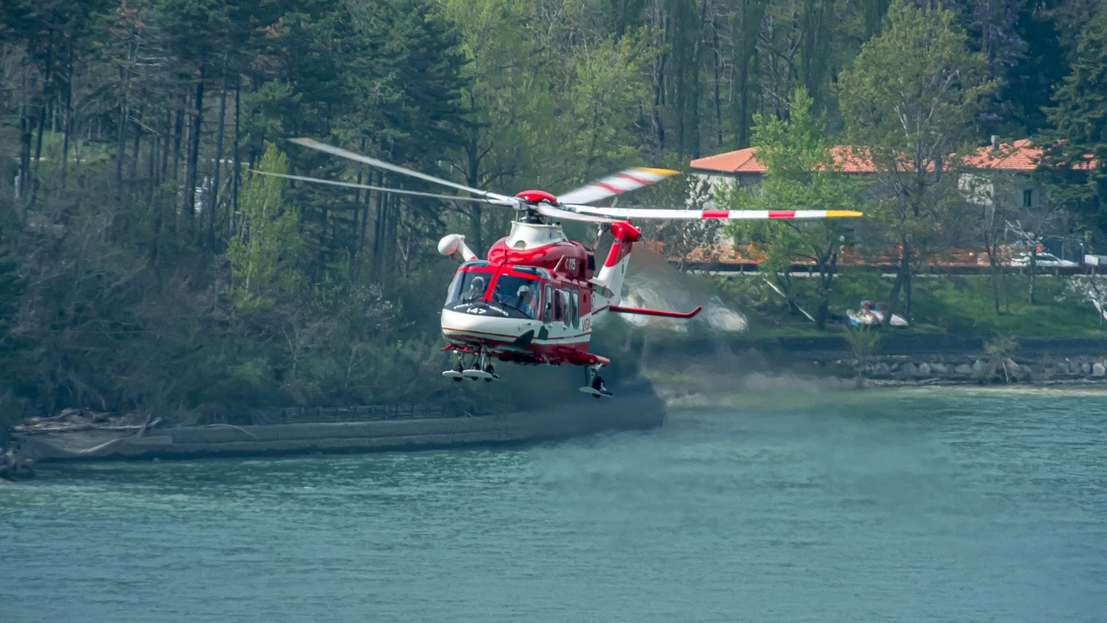 Gli elicotteri accorsi dono l'esplosione (Foto Luciano Bernardi)