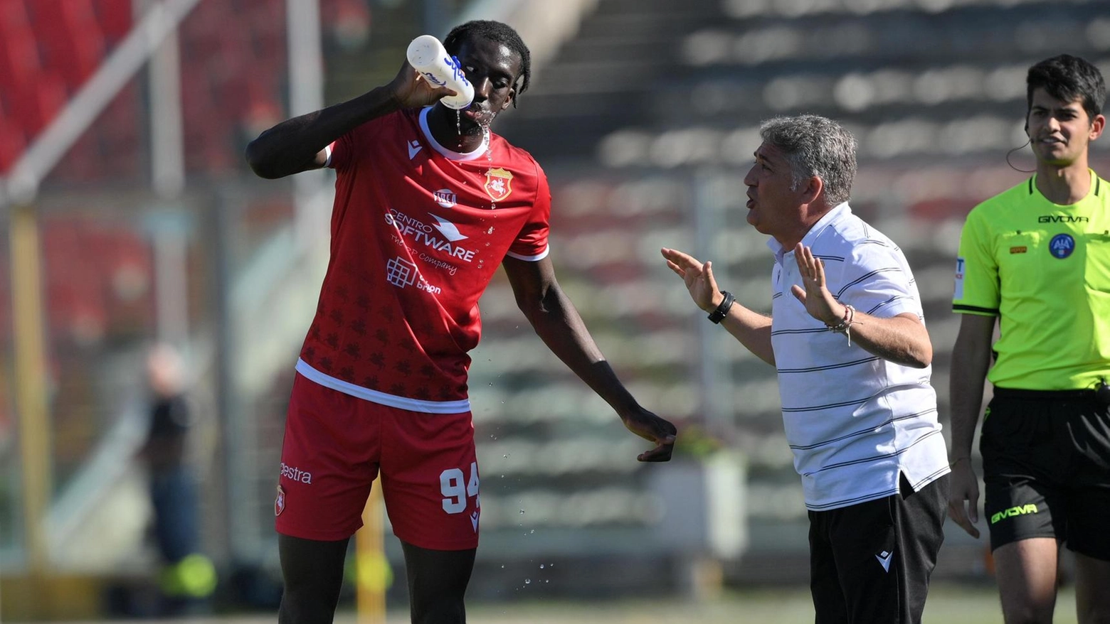 L'Ancona ottiene una vittoria meritata contro il Sestri, reagendo con determinazione e gestendo il vantaggio con intelligenza. Il tecnico Boscaglia elogia la squadra per l'impegno e i cambi tattici vincenti. Dediche speciali per un tifoso e il nonno di Spagnoli.