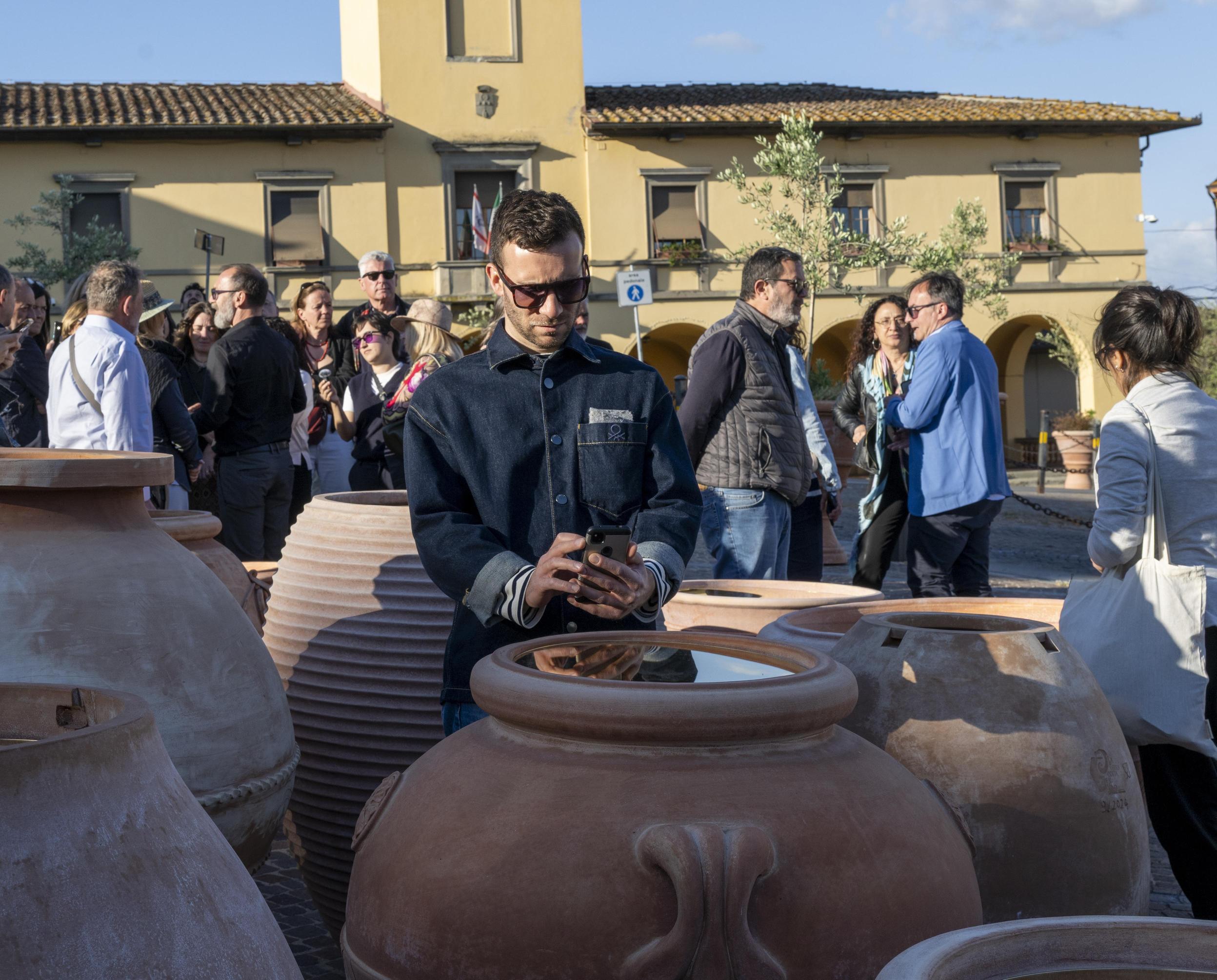 Cotto rovente, le opere della discordia. Lazzerini si scusa: "Non succederà più" Cotto rovente, le opere della discordia. Lazzerini si scusa: "Non succederà più"
