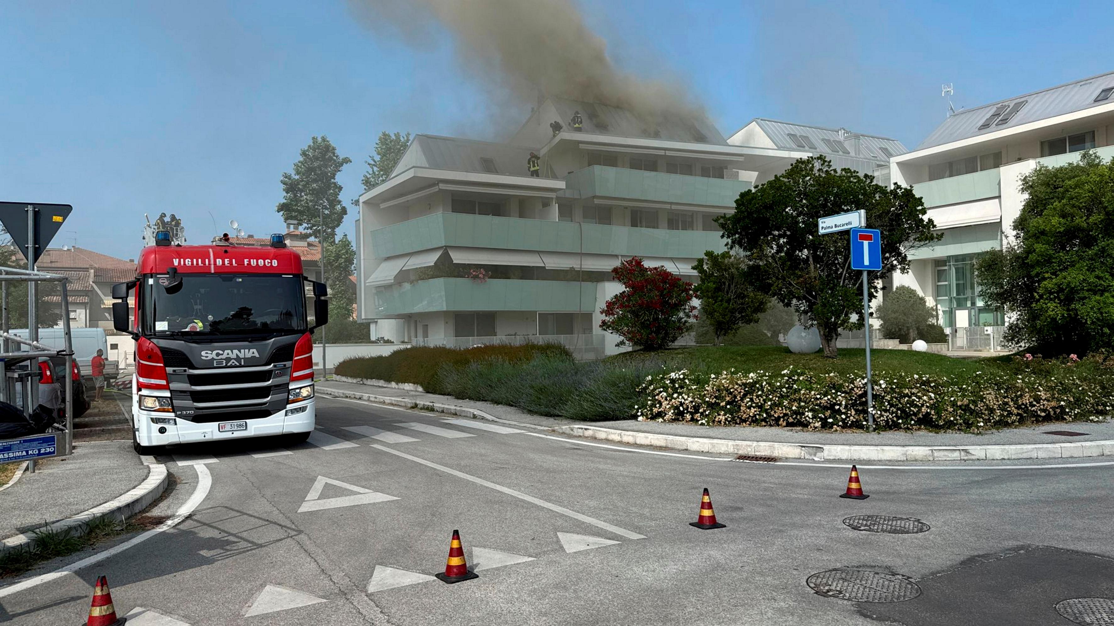 incendio a cesena fiamme sul tetto evacuato condominio in via elsa morante
