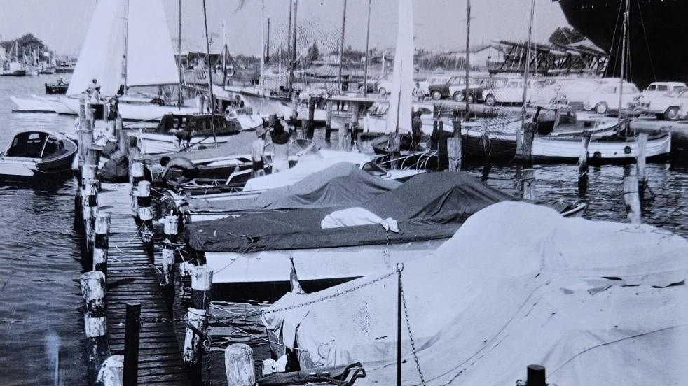 Negli anni '60 a Ravenna cresce il numero di possessori di imbarcazioni, rendendo insufficiente l'attracco al porticciolo turistico. Il Circolo Velico amplia l'approdo per far fronte alla domanda.